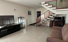 Quarto privativo em residência ótima localização